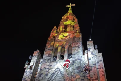Papai Noel desce a catedral de pedra da Canela de rapel<!-- NICAID(16181656) -->