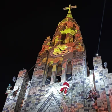 Papai Noel desce a catedral de pedra da Canela de rapel<!-- NICAID(16181656) -->