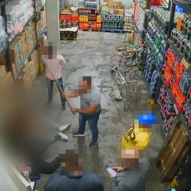 Câmeras de circuito interno registram agressões a dois suspeitos de roubar carne e outros itens em supermercado de Canoas<!-- NICAID(15285612) -->