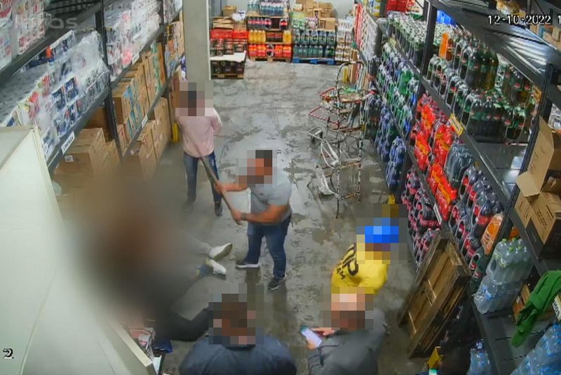 Câmeras de circuito interno registram agressões a dois suspeitos de roubar carne e outros itens em supermercado de Canoas<!-- NICAID(15285612) -->