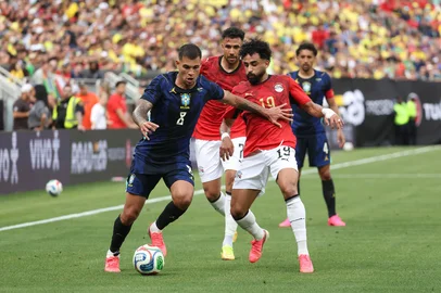Kirk Irwin / GETTY IMAGES NORTH AMERICA / Getty Images via AFP Brazil v Egypt - International FriendlyCLEVELAND, OHIO - JUNE 06: Bruno Guimarães of Brazil competes for the ball against Marawan Attia of Egypt during the international friendly match between Brazil and Egypt at Huntington Bank Field on June 06, 2026 in Cleveland, Ohio. Kirk Irwin/Getty Images/AFP (Photo by Kirk Irwin / GETTY IMAGES NORTH AMERICA / Getty Images via AFP)Editoria: SPOLocal: ClevelandIndexador: KIRK IRWINSecao: soccerFonte: GETTY IMAGES NORTH AMERICAFotógrafo: CONTRIBUTOR<!-- NICAID(16301107) -->