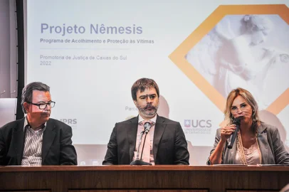 CAXIAS DO SUL, RS, BRASIL, 06/12/2022. Na mitologia grega, a deusa Nêmesis é tida como defensora da justiça e da vingança divina, castigando homens que quebrassem as leis estabelecidas. Mas, por ser também considerada defensora do equilíbrio, ela agora dá nome ao projeto que tem como objetivo restabelecer o equilíbrio na rede de atendimento à vítimas de delitos registrados em Caxias do Sul. Na foto falando ao microfone, idealizadora do projeto, promotora Alessandra Moura Bastian da Cunha, ao lado direito Coordenador do Núcleo de Promoção dos Direitos das Vítimas, do Ministério Público do Rio Grande do Sul (MP-RS), promotor Felipe Teixeira Neto, que representou a Procuradoria-Geral de Justiça do Estado. (Neimar De Cesero/Agência RBS)<!-- NICAID(15287286) -->