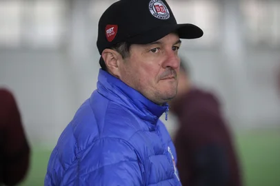 GRAMADO, RS, BRASIL. 30-06-2025. Sensação da Divisão de Acesso, Gramadense do técnico Carlos Moraes busca o acesso inédito e conta com a experiência do goleiro André Lucas e a juventude de Maurício. Na foto, o treinador Carlos Moraes.Indexador: Bruno Todeschini<!-- NICAID(16071599) -->