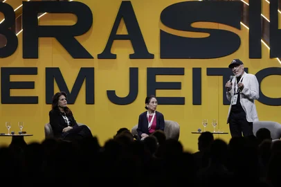 PORTO ALEGRE, RS, BRASIL, 10-04-2026: Palestra "Quem quer, dá um jeito", com Alcione Albanesi, empresária e fundadora da ONG Amigos do Bem, Chieko Aoki, fundadora e presidente da Blue Tree Hotels, e Morongo, fundador e proprietário da Mormaii. Foto: Mateus Bruxel/Agência RBSIndexador: MATEUS BRUXEL<!-- NICAID(16263244) -->