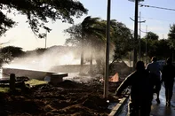 PORTO ALEGRE, RS, BRASIL, 23-06-2025 – Cheia do Guaíba. Após uma semana de chuvas, o nível atinge 3,28 metros. Com o vento sul persistente e ondas elevadas, a água avança sobre a orla da Avenida Guaíba, no bairro Ipanema, na zona sul da capital. Foto: Jefferson Botega/Agência RBS<!-- NICAID(16065653) -->