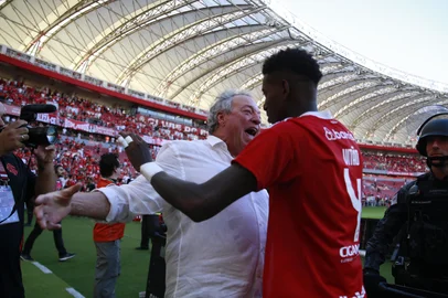PORTO ALEGRE, RS, BRASIL, 07-12-2025: Internacional vs RB Bragantino, no Beira-Rio, pelo Brasileirão Série A 2025. Técnico Abel Braga celebra com a torcida após salvar o Colorado do descenso. Foto: Jeff Botega/Agência RBS<!-- NICAID(16182201) -->
