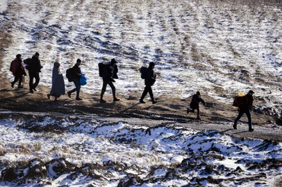 Migrants and refugees walk along snow covered fields after crossing the Macedonian border into Serbia, near the village of Miratovac, on January 19, 2016. More than one million migrants reached Europe in 2015, most of them refugees fleeing war and violence in Afghanistan, Iraq and Syria, according to the United Nations refugee agency.Editoria: POLLocal: MiratovacIndexador: DIMITAR DILKOFFSecao: migrationFonte: AFPFotógrafo: STF<!-- NICAID(11958318) -->