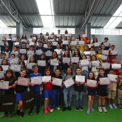 CAXIAS DO SUL, RS, BRASIL, 13/11/2025. Cem estudantes da Serra são premiados na edição de 2025 do Jornalista por Um Dia, iniciativa do Grupo RBS. Ato aconteceu na Biblioteca Parque da Fundação Marcopolo. Foto coletiva com todos os agraciados. (Porthus Junior/Agência RBS)<!-- NICAID(16167020) -->