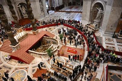 EDITORS NOTE: Graphic content / Mourners and visitors pay their respects to late Pope Francis as he lies in state in a coffin at St Peter's Basilica in The Vatican, on April 24, 2025. The Vatican on April 24 said some 61,000 people had already paid their respects to Pope Francis, whose body is lying in state in St Peter's Basilica ahead of his funeral. (Photo by Alberto PIZZOLI / AFP)<!-- NICAID(16023766) -->