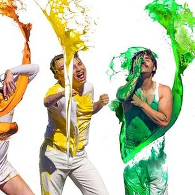 Espetáculo financiado com o Prêmio Montagem do ano de 2022. Estreia dia 25.06.2023 às 16h na Praça Dante Alighieri (Gratuito).Em caso de mau tempo será transferido para o Teatro Valentim Lazarotto do Centro de Cultura Dr. Henrique Ordovás Filho no mesmo horário.COLORindo é uma montagem com alto teor estético, estésico, poético e teatral. Como o nome do espetáculo sugere, serão realizadas cenas independentes que remetem a emoções/sentimentos associados a cada cor (COLOR) na frente de um painel colorido onde transitam os atores (indo) – COLORindo. Para cada cena um painel de uma cor, representando um sentimento. Para a cena da cor vermelha a paixão, laranja – energia, amarelo – alegria, verde – harmonia, azul – tristeza, lilás – espiritualidade, branco – paz e preto – medo. Nosso objetivo é que a plateia sinta a emoção e o sentimento de cada cor. As cenas tem um tempo variável de 6 à 12 minutos e, em função disso, serão apresentados na estreia as cores branca, preta, vermelha, laranja, amarela e azul. Em cada nova apresentação a ordem das cores pode ser alterada ou mesmo escolhida.<!-- NICAID(15462445) -->