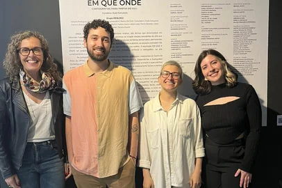 Da esquerda para a direita_ Duda Gonçalves Fernando Rocha  Bárbara Larruscahim  Bianca D Zotti são presenças na abertura da exposição coletiva, hoje a tarde, no MALG<!-- NICAID(16284230) -->