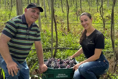 Arnaldo Antonio Argenta e a filha Naiana Argenta, da Valparaiso Vinhos e Vinhedos, em Barão, na Serra Gaúcha<!-- NICAID(16028059) -->