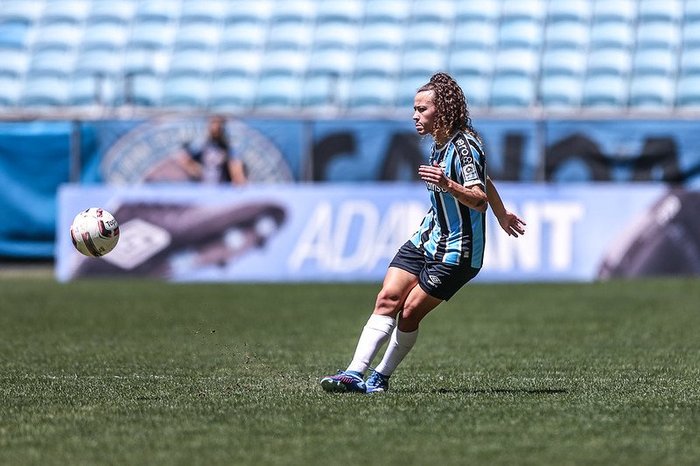 Jogo de futebol feminino no campo de futebol fotografia editorial