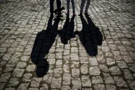 PORTO ALEGRE, RS, BRASIL, 15-05-2020: Menina de 7 anos com os avós dela na zona sul, onde vivem. Ela presenciou a morte da mãe no ano passado. O crime foi cometido pelo pai da garota, que está preso. Hoje, ela vive com os avós. (Foto: Mateus Bruxel / Agência RBS)Indexador: Mateus Bruxel<!-- NICAID(14500923) -->
