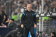 Gremio's head coach Mano Menezes watches his players from the touchline  during the Copa Sudamericana knockout round play-off football match between Peru's Alianza Lima and Brazil's Gremio, at the Alejandro Villanueva stadium in Lima, on July 16, 2025. (Photo by ERNESTO BENAVIDES / AFP)Editoria: SPOLocal: LimaIndexador: ERNESTO BENAVIDESSecao: soccerFonte: AFPFotógrafo: STF<!-- NICAID(16082147) -->