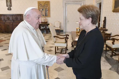 Papa Francisco encontra a ex-presidente e atual titular do Banco dos Brics, Dilma Rousseff. Foto: Vatican Media<!-- NICAID(15746979) -->