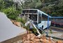 Ônibus bate em poste e derruba muro e grade de residência em Porto Alegre