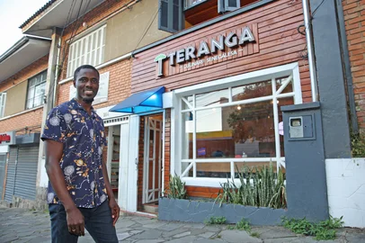 CAXIAS DO SUL, RS, BRASIL, 06/02/2025. Cheikh Mbacke Gueye, proprietário do restaurante Teranga, que serve pratos típicos do Senegal em Caxias. Case de reportagem sobre imigrantes de outros países e de outras regiões do Brasil que encontraram na gastronomia uma forma de trazer um pouco da sua cultura para os caxienses. (Porthus Junior/Agência RBS)Indexador: Porthus JUNIOR<!-- NICAID(15970444) -->