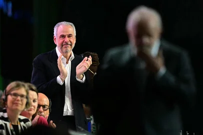 Pablo PORCIUNCULA / AFP COP30 President Andre Correa do Lago (C) applauds next to UN Climate chief and UNFCCC Executive Secretary Simon Stiell after the speech by Brazil's President Luiz Inacio Lula da Silva (R) during the COP30 UN Climate Change Conference opening ceremony in Belem, Para State, Brazil on November 10, 2025. The COP30 runs from November 10 to 21, and the 50,000 participants will feel the heavy, humid air of the Amazon rainforest, and face the daunting task of keeping global climate cooperation from collapsing.. (Photo by Pablo PORCIUNCULA / AFP)Editoria: WEALocal: BelémIndexador: PABLO PORCIUNCULASecao: diplomacyFonte: AFPFotógrafo: STF<!-- NICAID(16164472) -->
