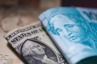 Dólar e real, moedas oficias do Estados Unidos e Brasil<!-- NICAID(15422459) -->