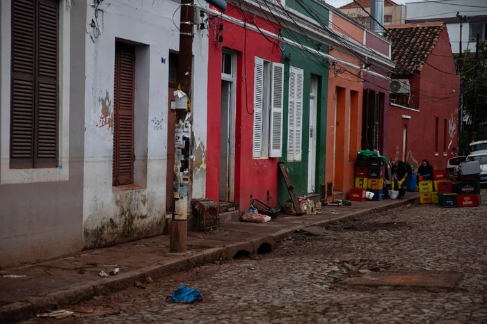 Marcas nas paredes mostram a altura que a água alcançou.