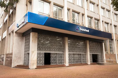 ** A pedido de Leandro Brixius.O Banrisul atualizou recentemente a sua marca, buscando um posicionamento mais coletivo, humano e contemporâneo. Fotógrafo: Reinaldo Foltz Neto<!-- NICAID(15126998) -->