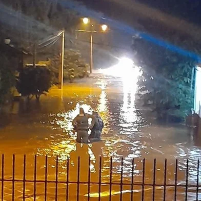 Acúmulo de água causa rompimento de pista da RS-240 em Capela de Santana<!-- NICAID(15768909) -->