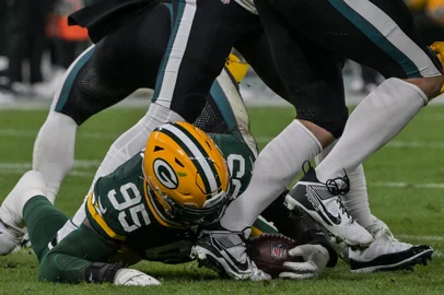 Green Bay Packers Devonte Wyatt vies for the ball during the NFL American football match Philadelphia Eagles vs Green Bay Packers, at Neo Quimica Arena in Sao Paulo, Brazil, on September 6, 2024. (Photo by Nelson ALMEIDA / AFP)Editoria: SPOLocal: Sao PauloIndexador: NELSON ALMEIDASecao: American footballFonte: AFPFotógrafo: STF<!-- NICAID(15860483) -->