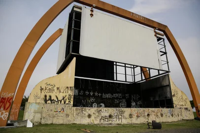 PORTO ALEGRE, RS, BRASIL, 23-08-2021: Anfiteatro Por do Sol em situacao de abandono pelo poder publico. Local sediou shows e eventos importantes na cidade. Prefeitura deve lancar edital de revitalizacao para o trecho nos proximos meses. (Foto: Mateus Bruxel / Agencia RBS)Indexador: Mateus Bruxel<!-- NICAID(14869814) -->