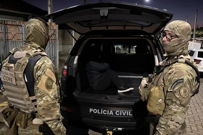 Um grupo apontado em 41 inquéritos como responsável por dezenas de roubos de cargas no Estado e por lavagem de dinheiro é alvo da Polícia Civil nesta terça-feira (12). Na Operação Via Ápia, policiais cumprem 11 mandados de prisão preventiva e 15 de busca e apreensão em Porto Alegre, Cachoeirinha, Gravataí, Viamão e Alvorada.<!-- NICAID(16283211) -->