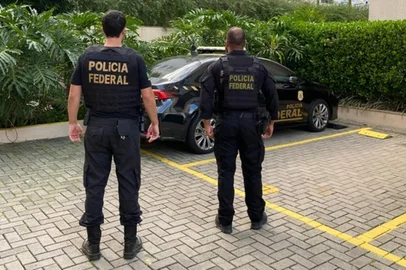 A Polícia Federal (PF) realiza nesta quarta-feira (7) uma operação contra suspeitos de enviar drogas para a Europa por meio de voos comerciais. O grupo criminoso usava as chamadas "mulas", ou seja, passageiros que transportam produtos ilegais em suas bagagens ou em seu próprio corpo.<!-- NICAID(16031806) -->