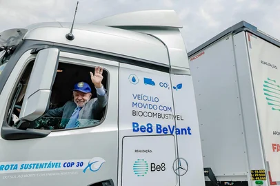 O presidente Lula recebeu, nesta quinta-feira (30), executivos da empresa gaúcha Be8 e da montadora Mercedes-Benz, no Palácio do Planalto<!-- NICAID(16157180) -->