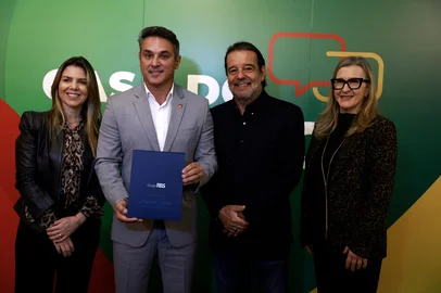 PORTO ALEGRE, RS, BRASIL, 13-10-2026:  O governador eleito do Rio Grande do Sul, Luciano Zucco, recebe das mãos do publisher do Grupo RBS, Nelson Sirotsky, um dossiê jornalístico que apresenta um diagnóstico da situação do Estado. O material reúne reportagens que abordam os principais desafios enfrentados pelo Rio Grande do Sul e oferece um panorama de questões relevantes para a próxima gestão estadual. Foto: Jeff Botega/Grupo RBS<!-- NICAID(16386014) -->