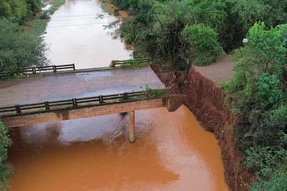 Reconstrução ponte entre Nonoai e Tiradentes do Sul<!-- NICAID(15852659) -->