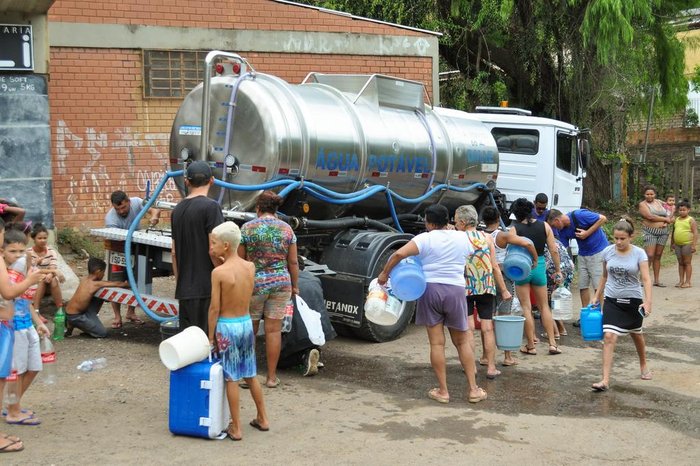 Caminhões-pipa socorreram áreas com problemas de abastecimento de água