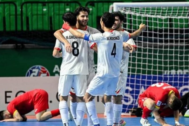 Jogadores do Afeganistão comemoram vaga na Copa 2024 de futsal.