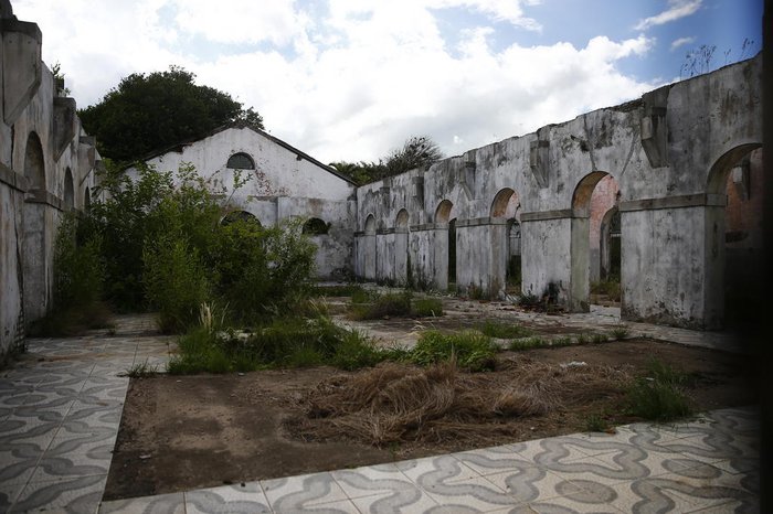 No interior, partes do piso antigo ainda resistem
