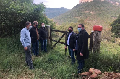 O vereador e presidente da Frente Parlamentar em defesa do Aeroporto Regional, Sandro Fantinel/PATRIOTA, e o seu secretário, Ricardo Daneluz/PDT, estiveram reunidos com o prefeito Adiló Didomenico/PSDB em Vila Oliva para conhecer possíveis os ao futuro Aeroporto Regional.Crédito: Danúbia Boeira dos Santos Verza/Divulgação.<!-- NICAID(14785576) -->
