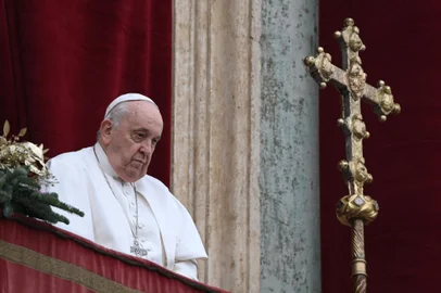 Pope Francis stands at the balcony of St. Peter's basilica to deliver the Christmas Urbi et Orbi blessing in St. Peter's Square at The Vatican on December 25, 2023. (Photo by Tiziana FABI / AFP)<!-- NICAID(15633781) -->