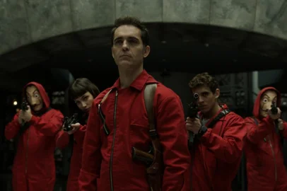 Oito ladrões se trancam com reféns na Casa da Moeda da Espanha. Seu líder manipula a polícia para realizar um plano. Será o maior roubo da história, ou uma missão em vão?<!-- NICAID(13373180) -->