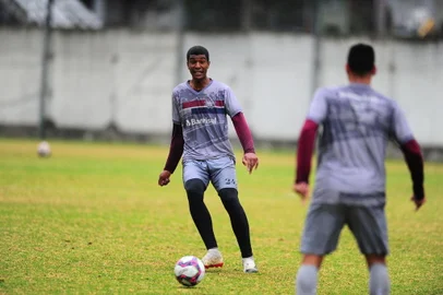 15/07/2021. Treino do Caxias no CT. O Caxias está disputando a série D do Campeonato Brasileiro. Na foto, zagueiro Erik. (Porthus Junior/Agência RBS)<!-- NICAID(14836117) -->