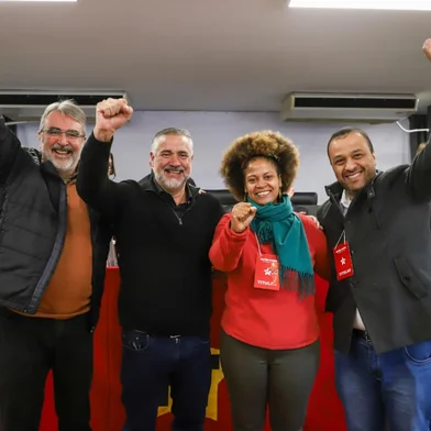 O diretório estadual do PT aprovou a indicação dos suplentes dos dois candidatos ao Senado da chapa da esquerda, em reunião na manhã de sábado (27). Foram apontados os nomes de Vieira da Cunha (PDT) e Tamyres Filgueira (PT) para a suplência de Paulo Pimenta (PT), e de Henrique Fontana (PT) e Lucas Caregnato (PT) para a suplência de Manuela D'Ávila (PSOL).<!-- NICAID(16315847) -->
