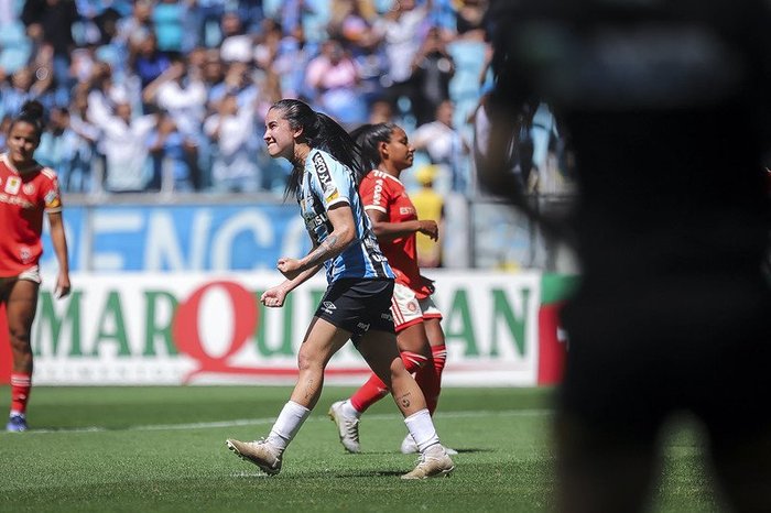 Destaque no Gauchão Feminino, meia tem proposta e pode deixar o Grêmio