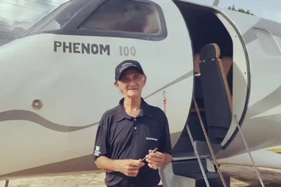 Idoso de Porto Velho, em Rondônia, que nunca viajou de avião, constrói jatinho, com partes de sua casa, inspirado no modelo Phenom 100 da Embraer.<!-- NICAID(15062408) -->