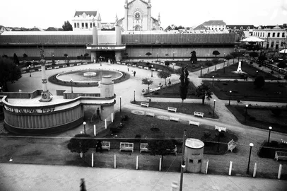 Pavilhão de Exposições da Festa da Uva de 1937 na Praça Dante Alighieri, visto a partir da Av. Júlio de Castilhos. <!-- NICAID(16234136) -->