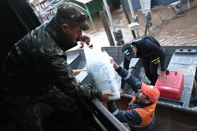 PORTO ALEGRE, RS, BRASIL, 23-06-2025: Cheia do Guaíba atinge região das ilhas. Após semana de chuvas nível do Guaíba chega a 3,28m. Ação da Defesa civil juntamente com o Exército entrega mantimentos na ilha dos marinheiros. Foto Jonathan Heckler/agência RBS<!-- NICAID(16065786) -->