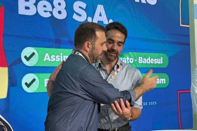 Rodrigo Lopes / Agência RBS O governo do Rio Grande do Sul e a empresa Be8, com sede em Passo Fundo, assinaram, nesta quarta-feira (12), durante a 30ª Conferência das Nações Unidas sobre Mudança do Clima (COP30), o contrato para a implantação do primeiro posto de abastecimento de hidrogênio verde do Rio Grande do Sul. Governador Eduardo Leite e Erasmo Carlos Battistella na COP30 em Belém<!-- NICAID(16166114) -->