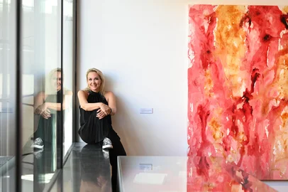 Artista Monika Kus-Picco.Desencadeada pelo diagnóstico precoce de Alzheimer de sua mãe, Monika Kus-Picco começou desde 2018 a trabalhar com material médico -farmacêutico, criando pigmentos com remédios descartados e usando os solventes de praxe também na indústria farmacêutica e na área médica. Com essas técnicas ela pinta telas em grande escala com muitas cores que evocam processos cósmicos e reações bioquímicas.<!-- NICAID(15992105) -->