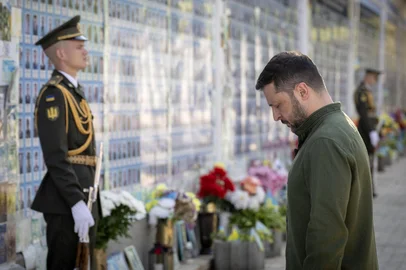 In this handout photograph taken and released by the Ukrainian Presidential Press Service on July 15, 2025, Ukraine's President Volodymyr Zelensky pays his respects after laying flowers at the Memory Wall of Fallen Ukrainian Defenders during a ceremony marking Ukraine's Statehood Day in Kyiv. (Photo by Handout / UKRAINIAN PRESIDENTIAL PRESS SERVICE / AFP) / RESTRICTED TO EDITORIAL USE - MANDATORY CREDIT "AFP PHOTO / UKRAINIAN PRESIDENTIAL PRESS SERVICE" - NO MARKETING NO ADVERTISING CAMPAIGNS - DISTRIBUTED AS A SERVICE TO CLIENTSEditoria: WARLocal: KyivIndexador: HANDOUTSecao: societyFonte: UKRAINIAN PRESIDENTIAL PRESS SERFotógrafo: Handout<!-- NICAID(16084233) -->