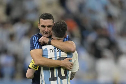 Argentina's forward #10 Lionel Messi is embraced by Argentina's coach #00 Lionel Scaloni after their team's victory in the Qatar 2022 World Cup quarter-final football match between The Netherlands and Argentina at Lusail Stadium, north of Doha on December 9, 2022. (Photo by JUAN MABROMATA / AFP)Editoria: SPOLocal: DohaIndexador: JUAN MABROMATASecao: soccerFonte: AFPFotógrafo: STF<!-- NICAID(15294630) -->